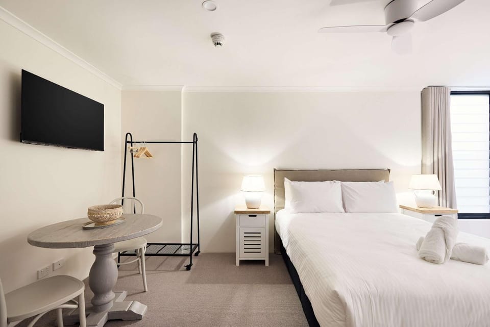 Bed, TV and multimedia, towels