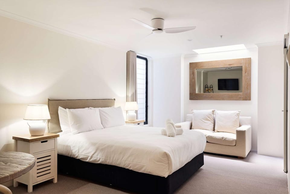 Bed, towels, air conditioner