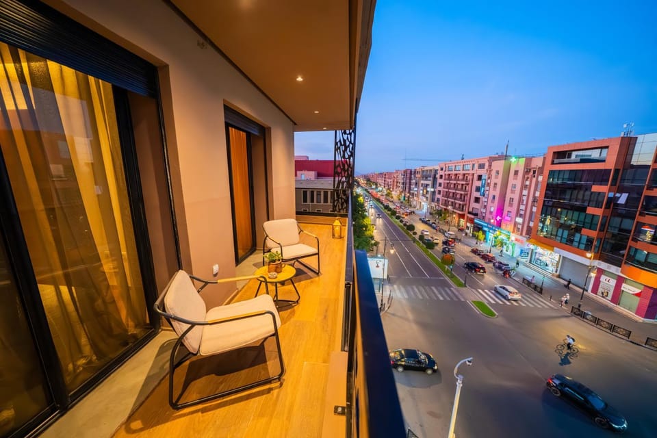 View (from property/room), Balcony/Terrace, Seating area, City view, Location