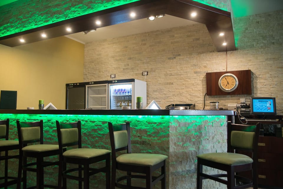 Restaurant/places to eat, Lounge or bar