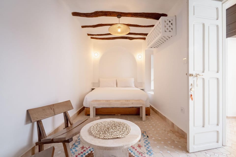 Bed, Photo of the whole room, Seating area, Bedroom