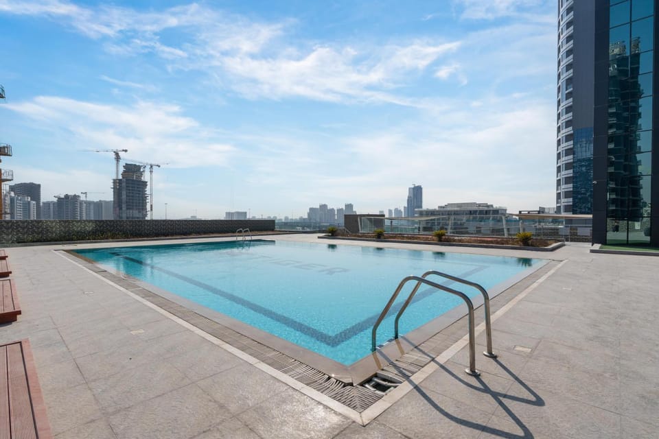 Property building, Day, Pool view, Swimming pool, sunbed