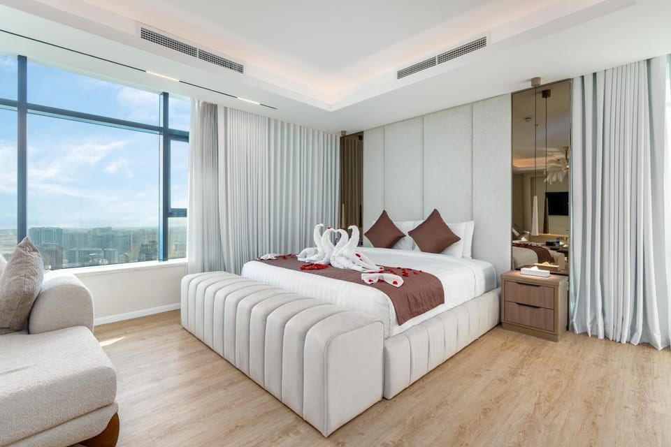 Bed, Photo of the whole room, Bedroom, towels