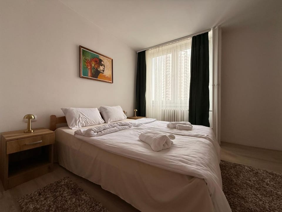 Bed, Photo of the whole room, Bedroom, towels