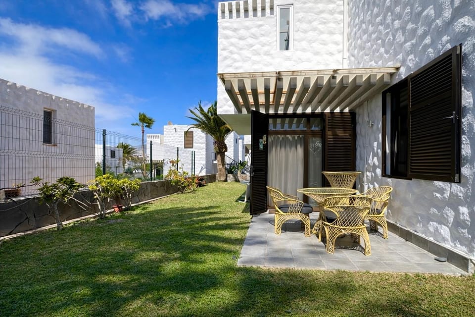 Property building, Patio, Day, Garden, Dining area, Garden view