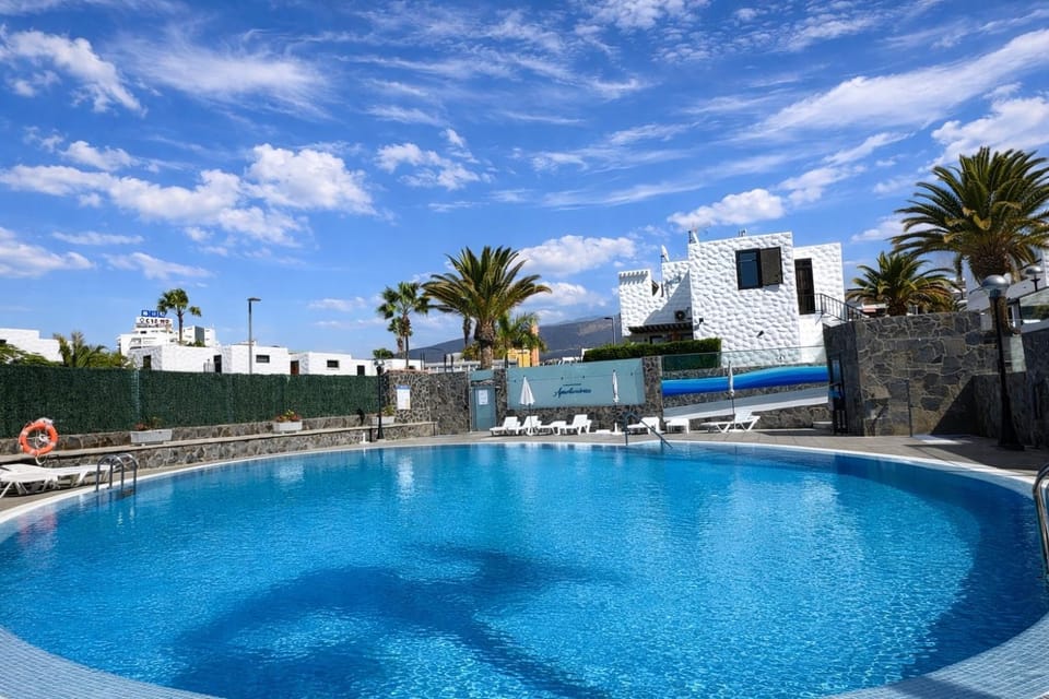 Property building, Day, Pool view, Swimming pool, sunbed