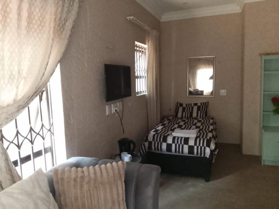 Long Avenue Guest House Bed and Breakfast in Sandton