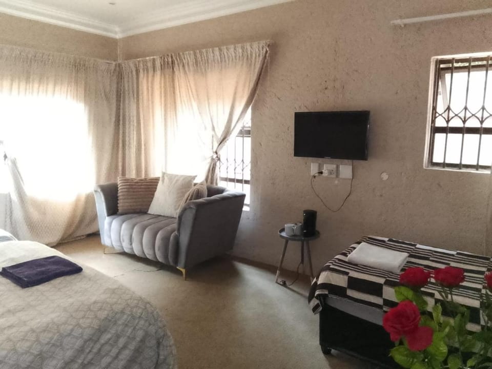 Long Avenue Guest House Bed and Breakfast in Sandton