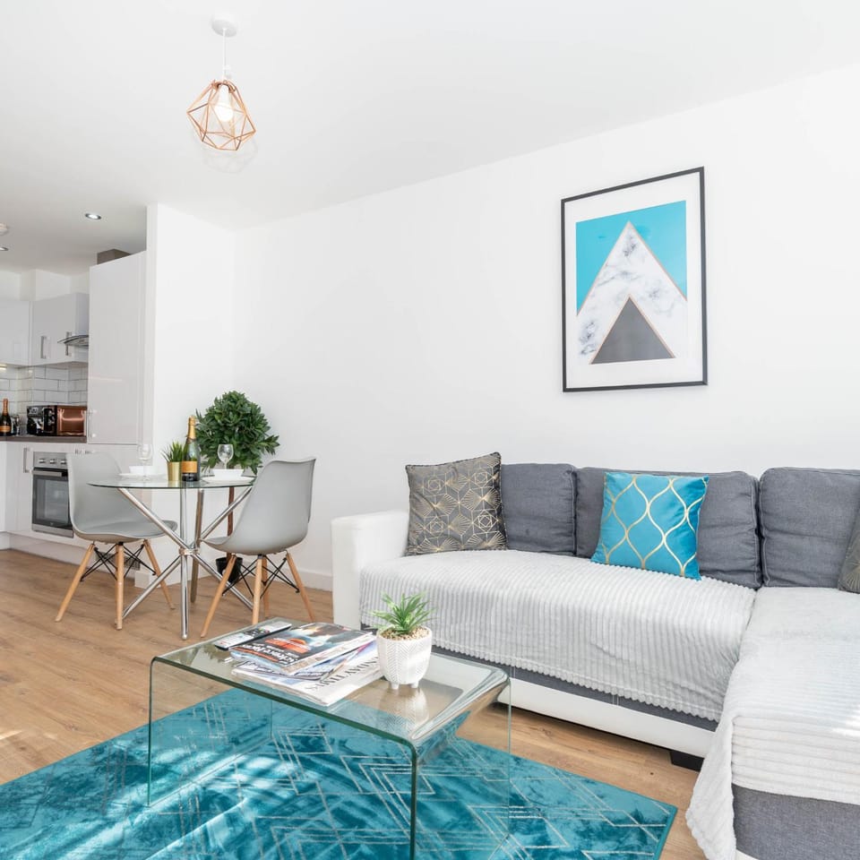 Kitchen or kitchenette, Living room, Seating area, Dining area