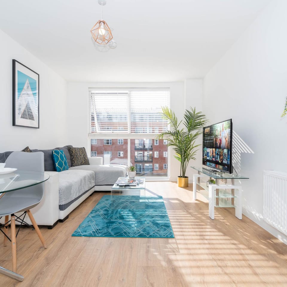 Bed, Living room, Photo of the whole room, Seating area, Bedroom