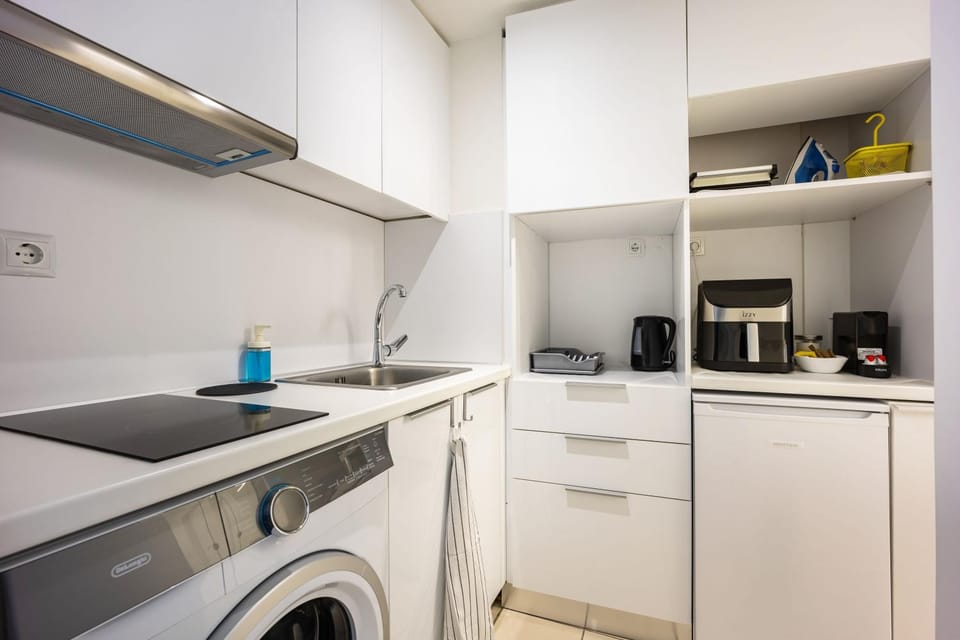 Coffee/tea facilities, Kitchen or kitchenette, stove, toaster, washing machine