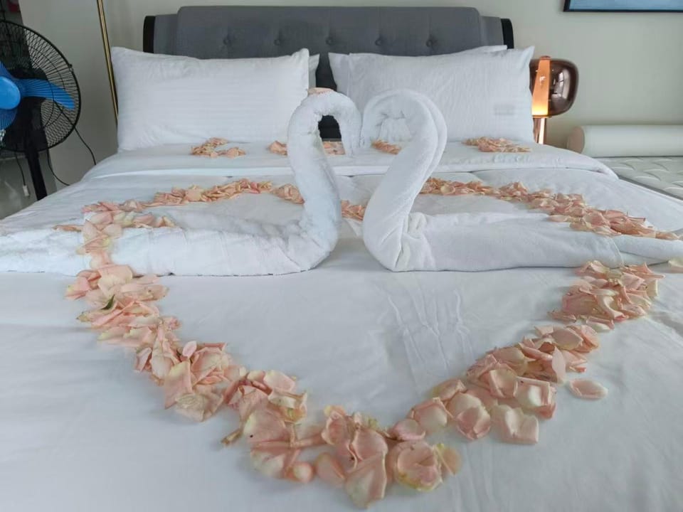 Bed, Photo of the whole room, Bedroom