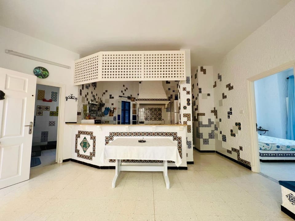 Kitchen or kitchenette, minibar