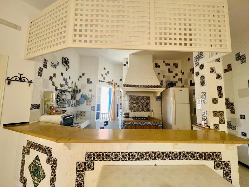 Kitchen or kitchenette, minibar, stove