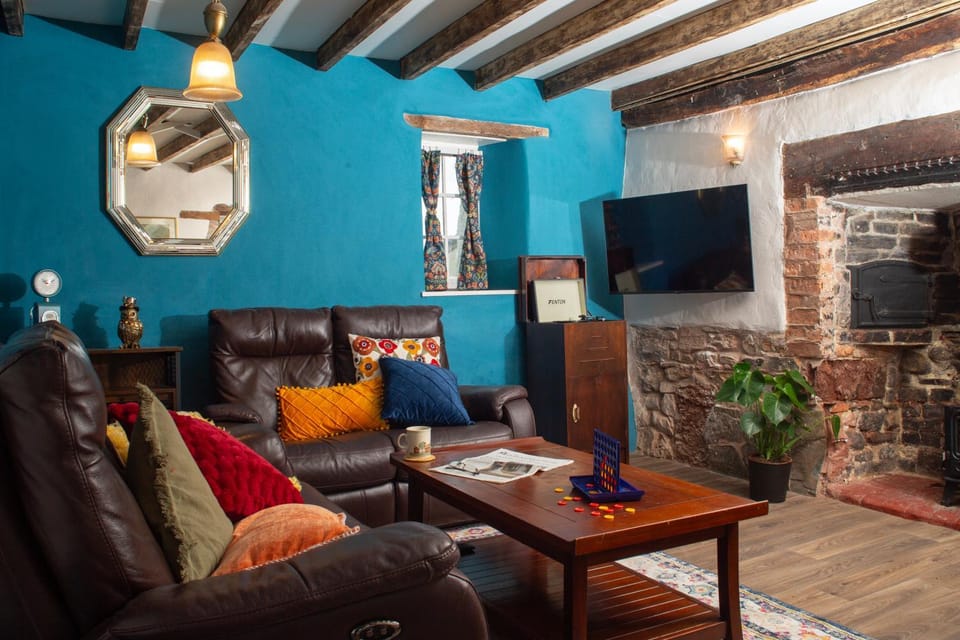 TV and multimedia, Living room, Seating area, Evening entertainment
