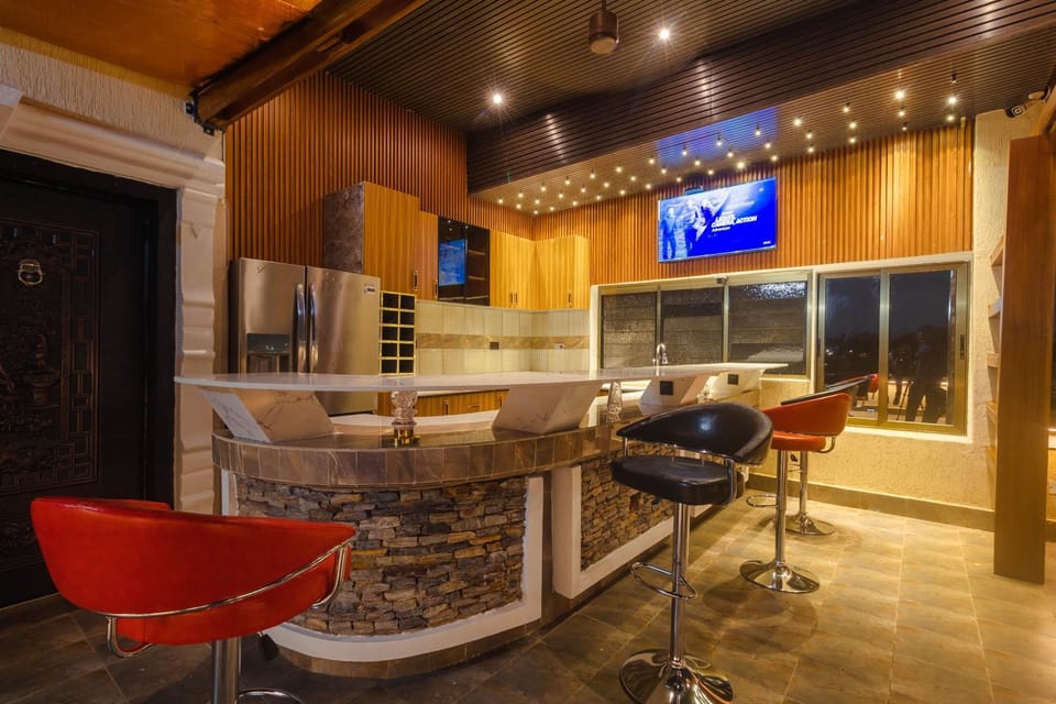 TV and multimedia, Kitchen or kitchenette, Living room, Seating area, Dining area