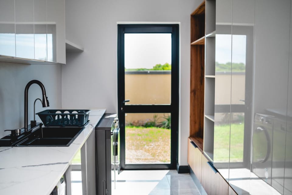 Kitchen or kitchenette, dishwasher