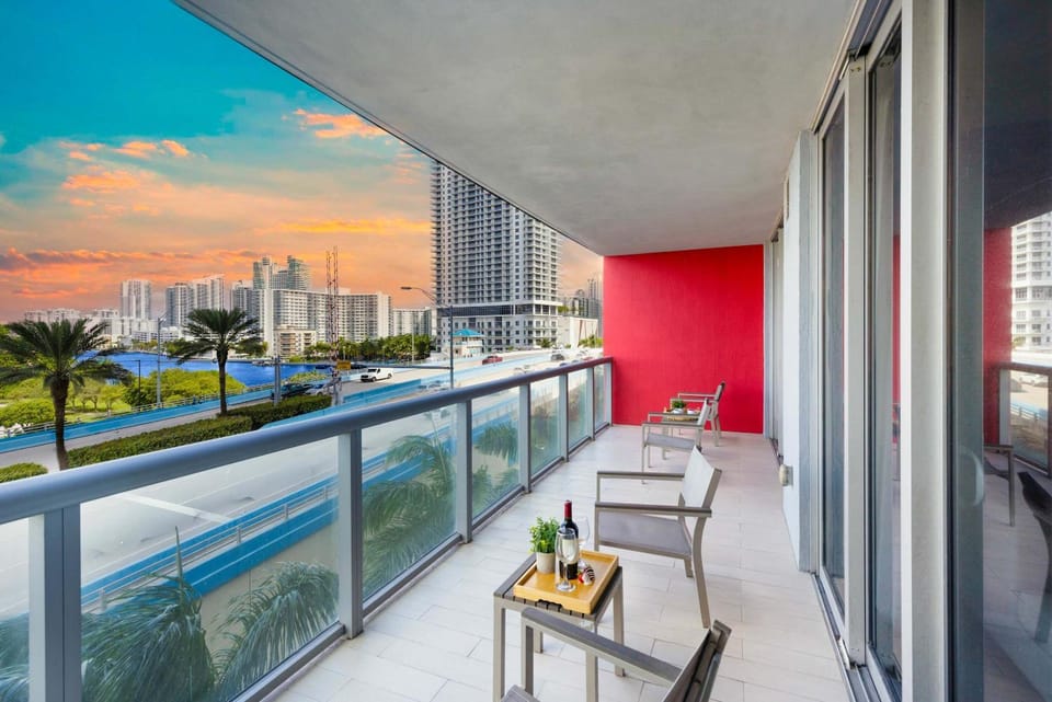 Amazing 2 BR Apartment Pool & Near Beach Apartment in Hallandale Beach