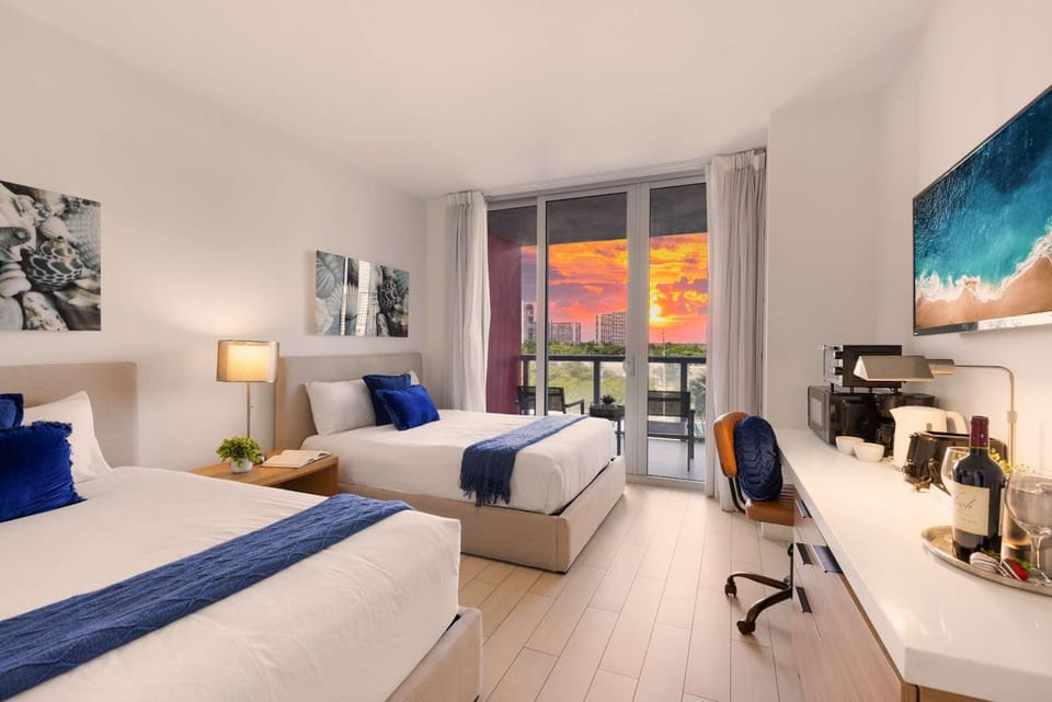 Amazing 2 BR Apartment Pool & Near Beach Apartment in Hallandale Beach