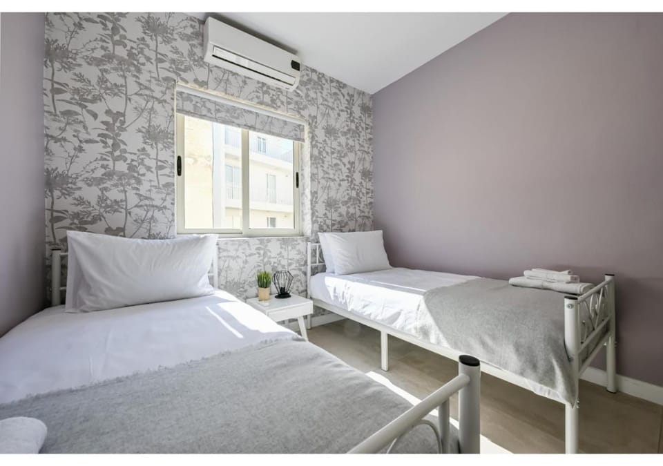 Bed, Photo of the whole room, Bedroom, air conditioner