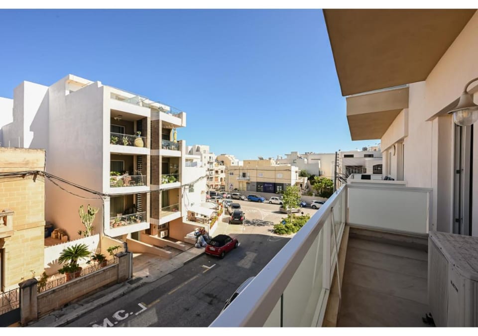 Property building, Neighbourhood, Balcony/Terrace, Location, Parking
