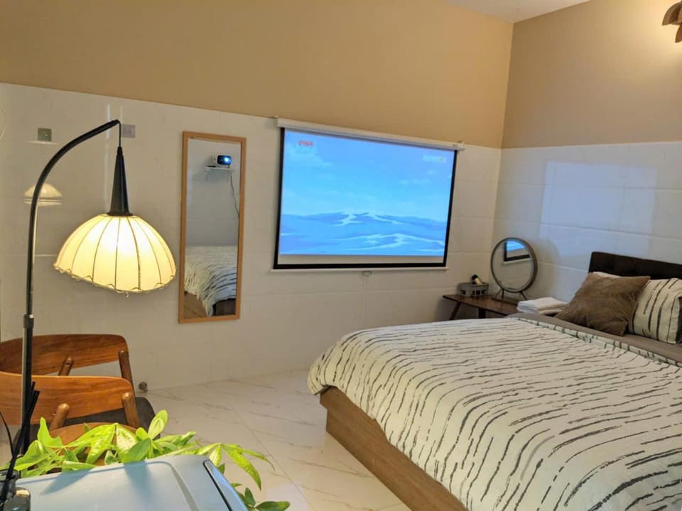 Bed, TV and multimedia, Bedroom