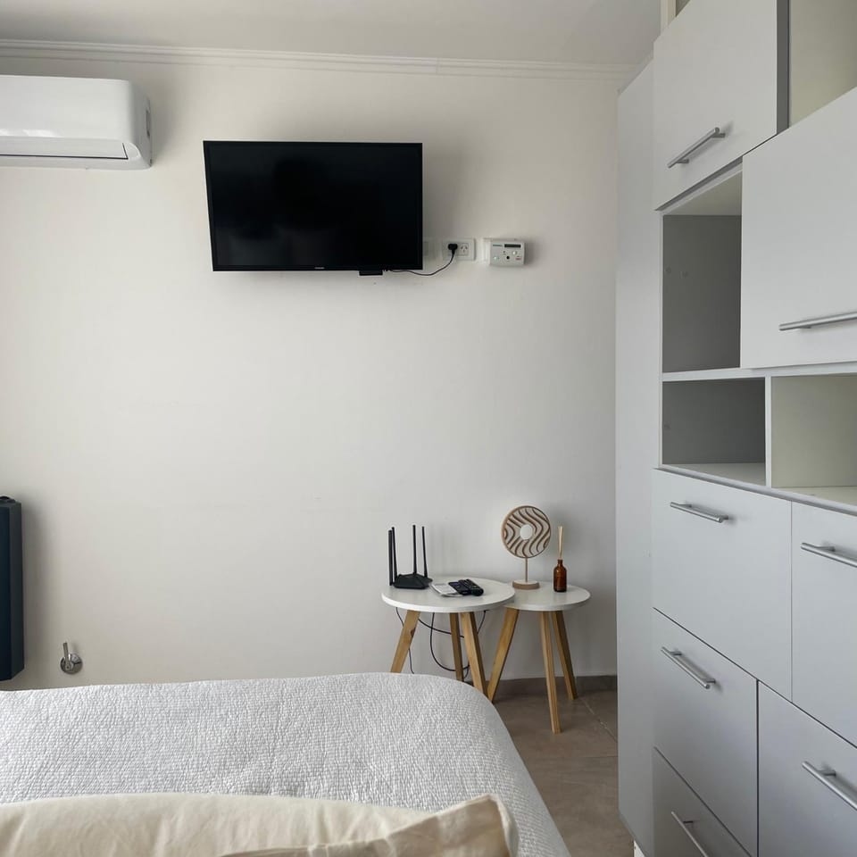 Bed, TV and multimedia, Photo of the whole room, Bedroom, heating, internet, air conditioner