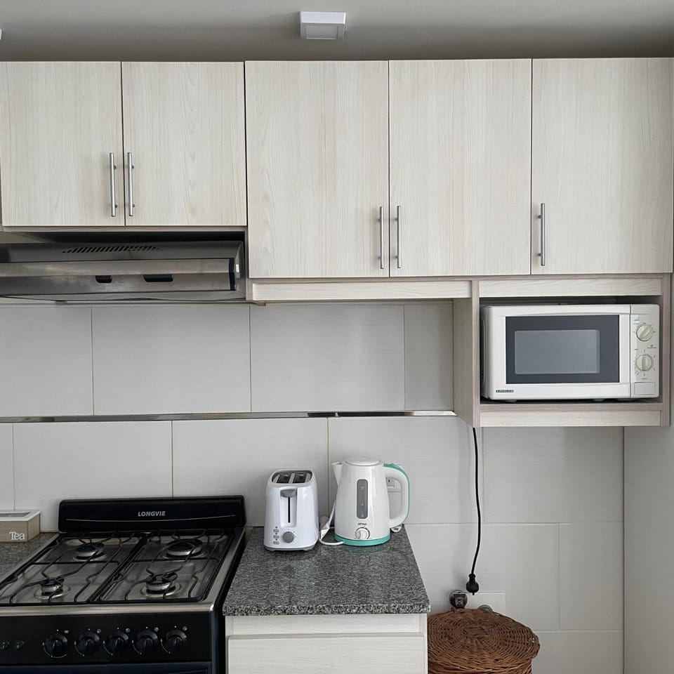 Coffee/tea facilities, Kitchen or kitchenette, microwave, minibar, oven, toaster, kitchen