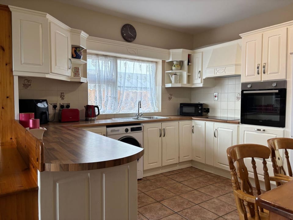 Coffee/tea facilities, Kitchen or kitchenette, Dining area, microwave, oven, stove, toaster