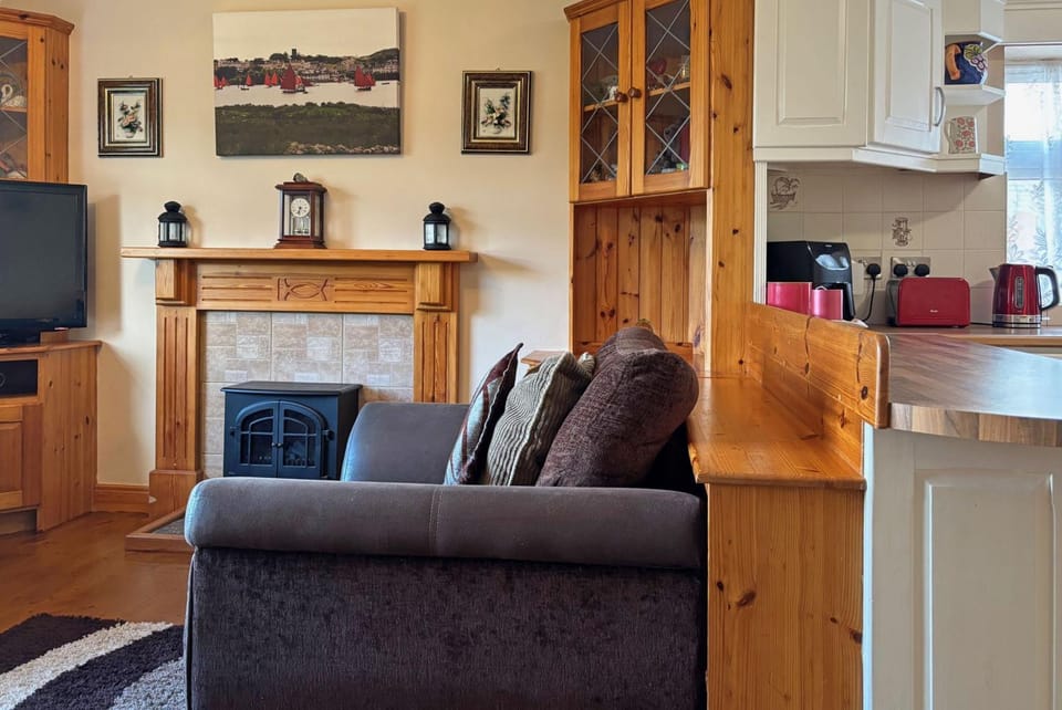 Communal lounge/ TV room, TV and multimedia, Living room, Seating area, internet