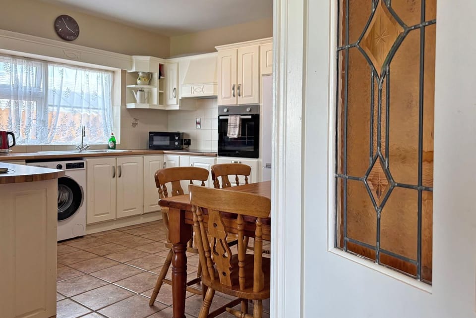 Coffee/tea facilities, Kitchen or kitchenette, microwave, oven, stove, toaster, washing machine
