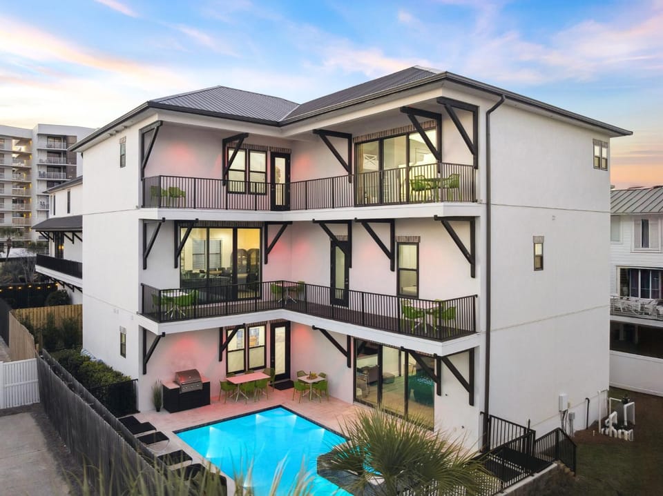 Property building, Day, Neighbourhood, Balcony/Terrace, Swimming pool