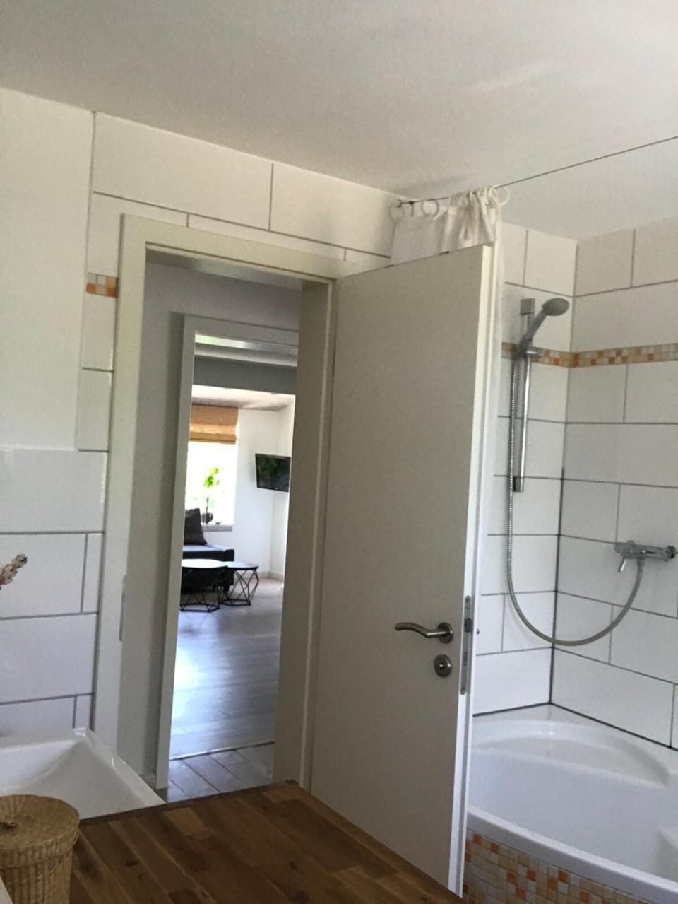 Gemütliche grosse 2 Zimmer Wohnung mit grosser Terasse in Seenähe, Höristrasse 8 in 78343 Gaienhofen Apartment in Gaienhofen