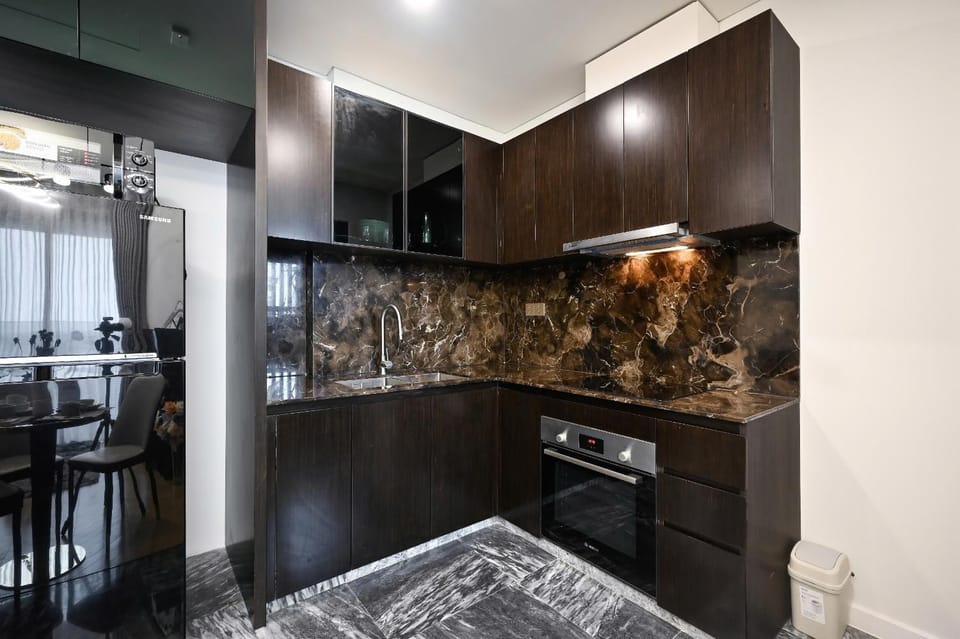 Kitchen or kitchenette, Dining area, stove