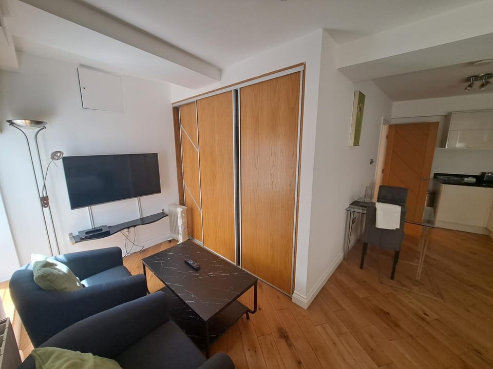 NELL GWYNN HOUSE - Large Studio Apartment with Patio, Sloane Square Apartment in City of Westminster