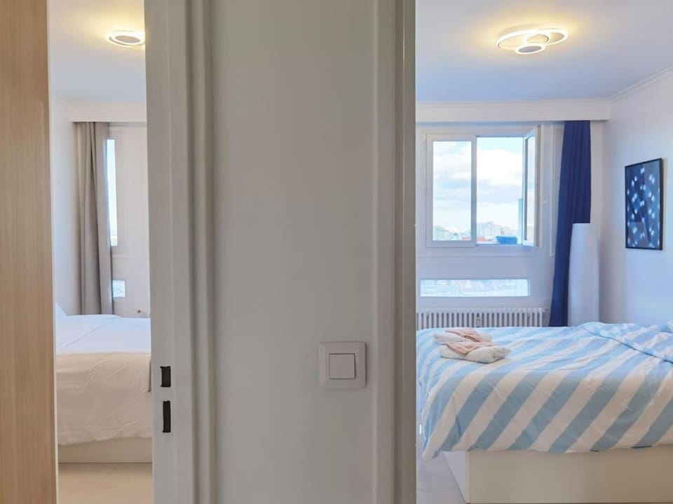 Modern 2-Bed Apt 80m2 with Elevator FREE Parking N19-25 Apartment in Paris