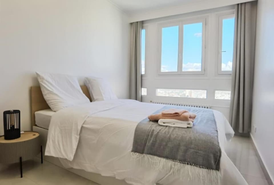 Modern 2-Bed Apt 80m2 with Elevator FREE Parking N19-25 Apartment in Paris
