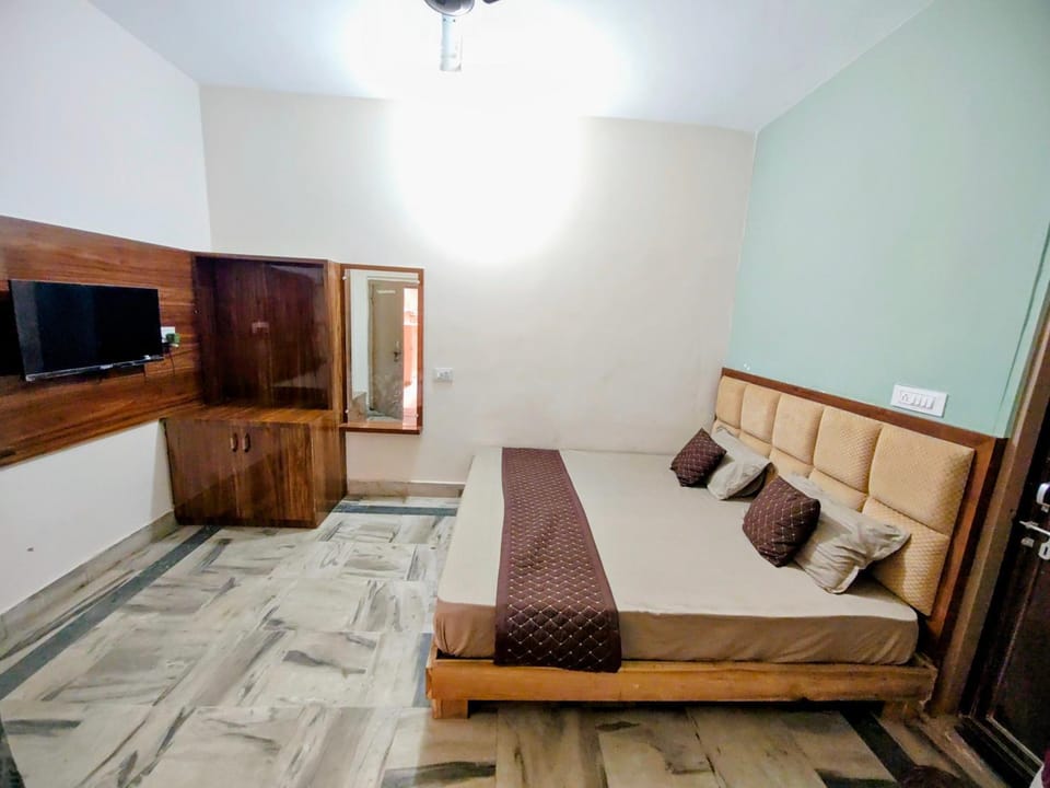 Bed, TV and multimedia, Photo of the whole room, Bedroom, wardrobe