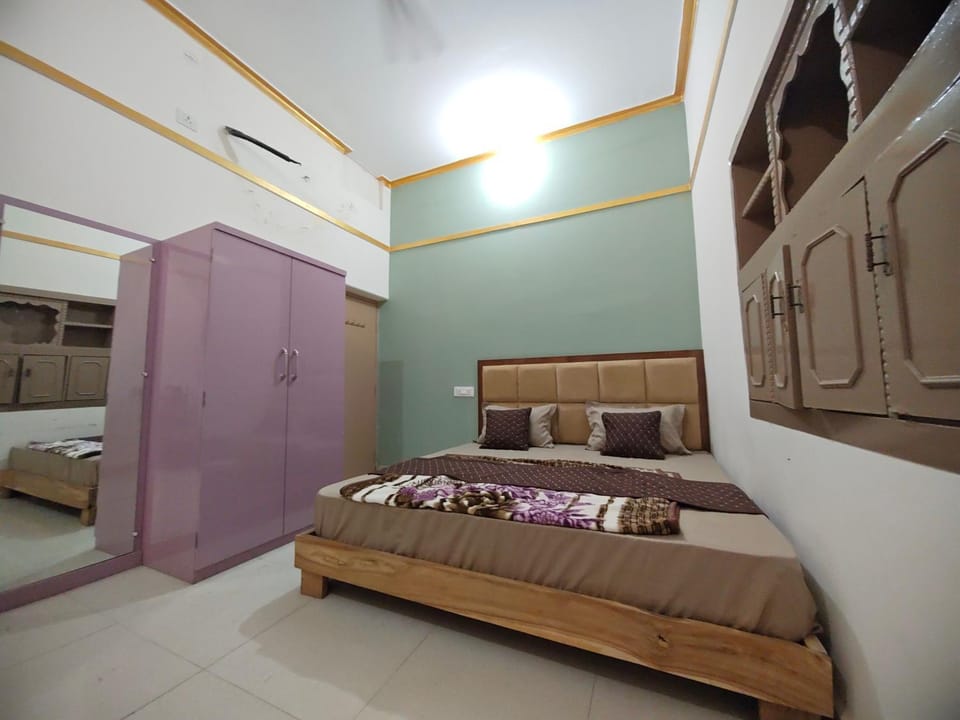 Photo of the whole room, Bedroom, wardrobe