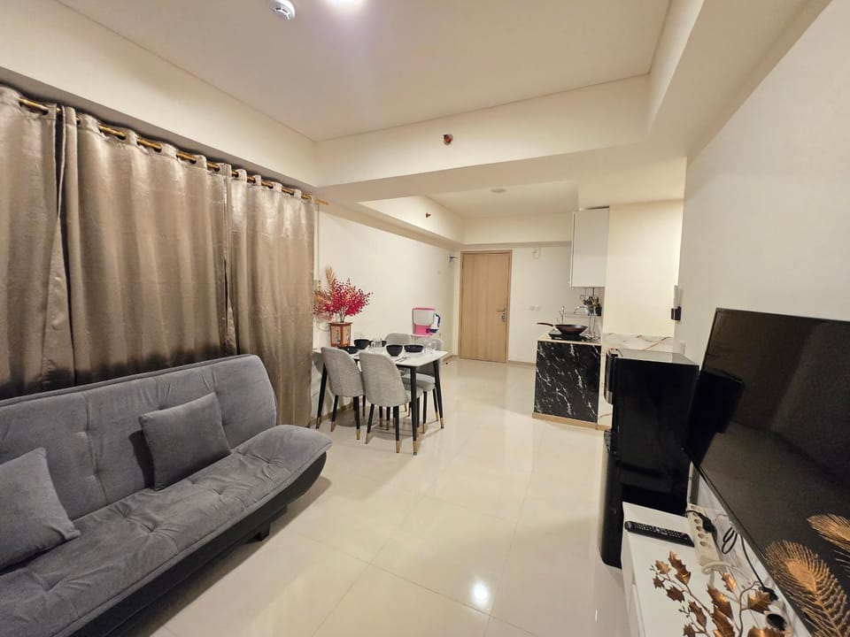 TV and multimedia, Kitchen or kitchenette, Living room, Seating area, Dining area