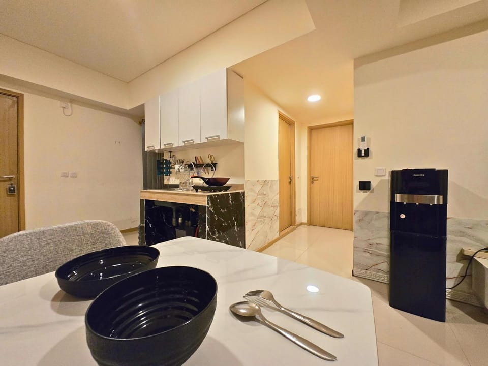 Kitchen or kitchenette, Dining area, stove