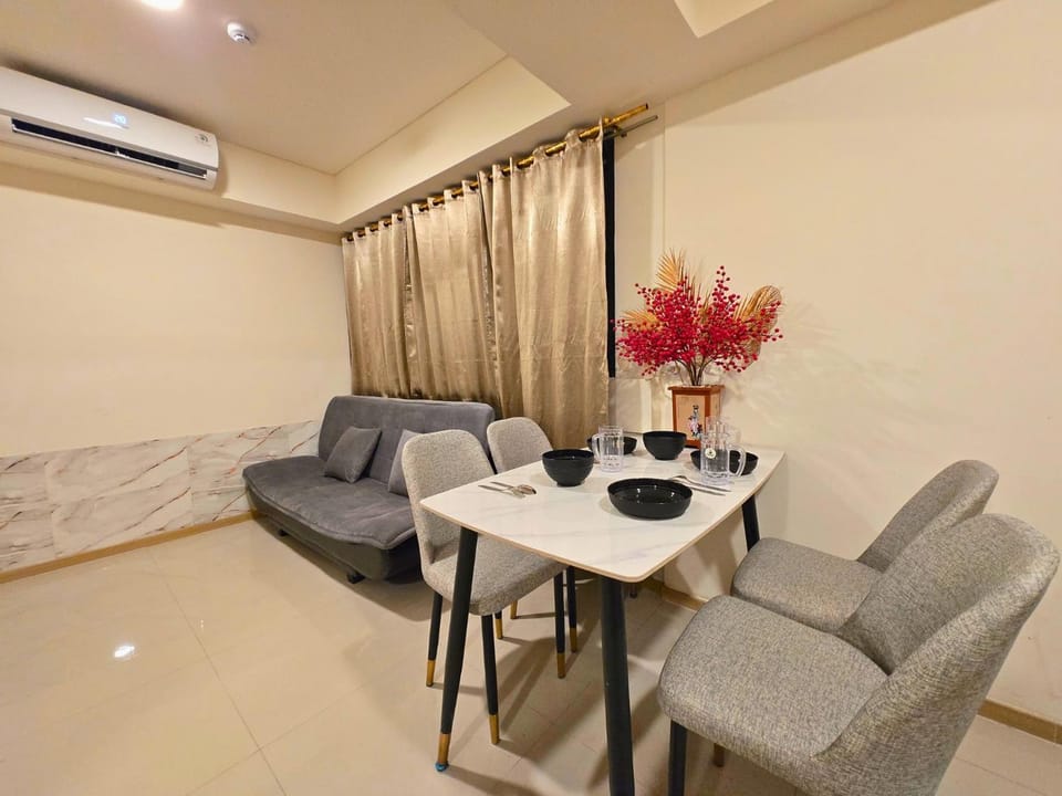 Living room, Seating area, Dining area, air conditioner