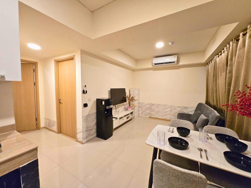 TV and multimedia, Living room, Seating area, Dining area, air conditioner