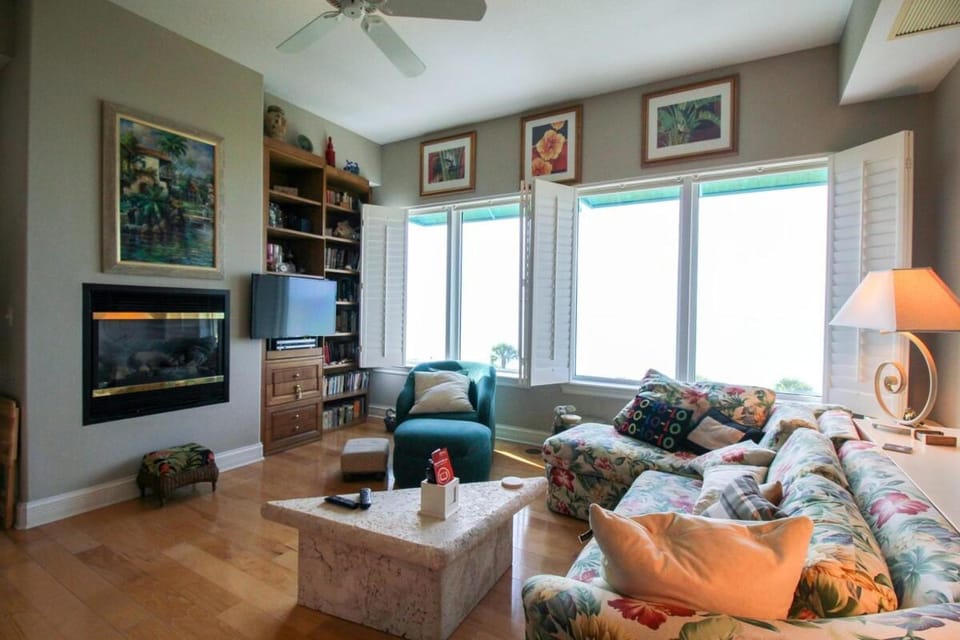 TV and multimedia, Living room, Seating area, Evening entertainment