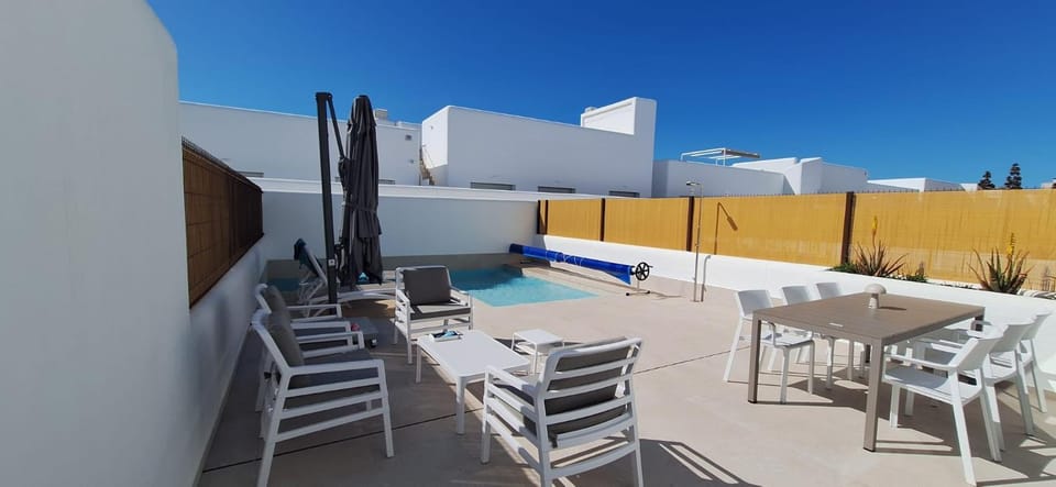 Balcony/Terrace, Swimming pool, sunbed
