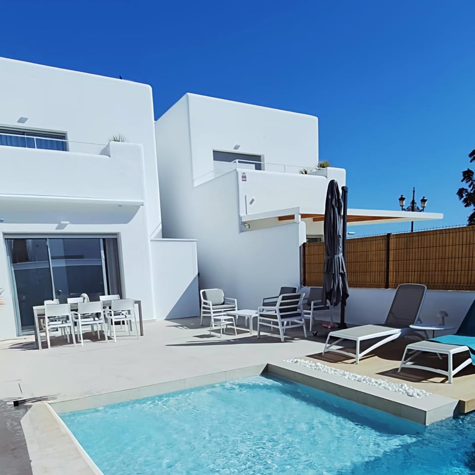 Balcony/Terrace, Swimming pool, Swimming pool, sunbed