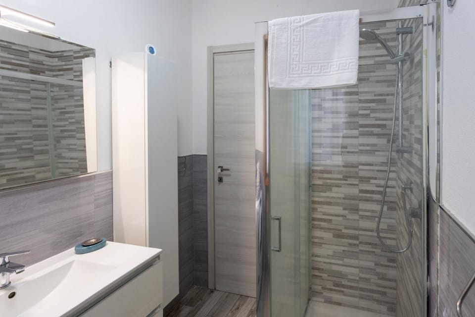 Shower, Bathroom, towels