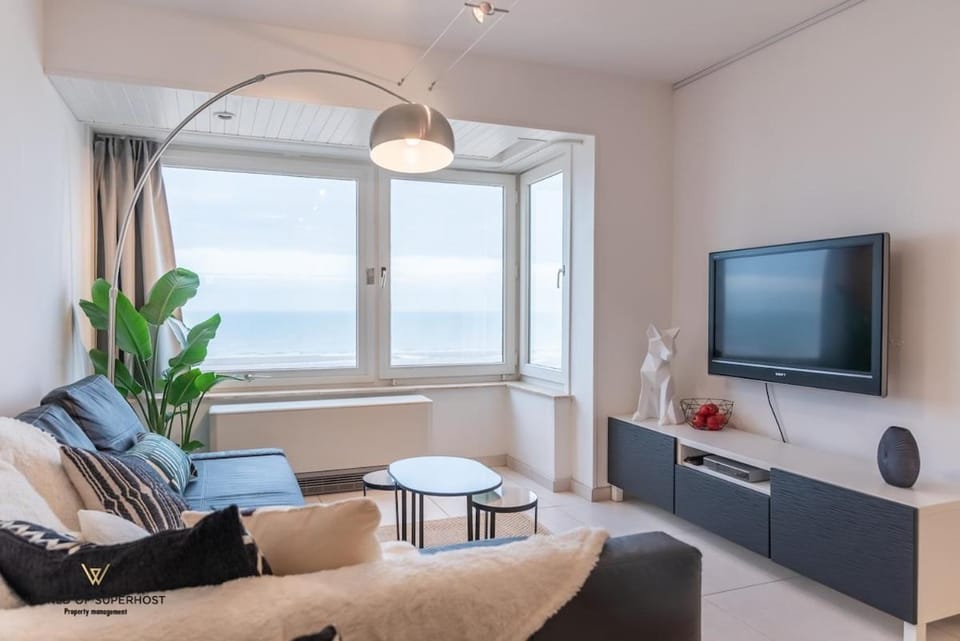 Natural landscape, TV and multimedia, Living room, Seating area