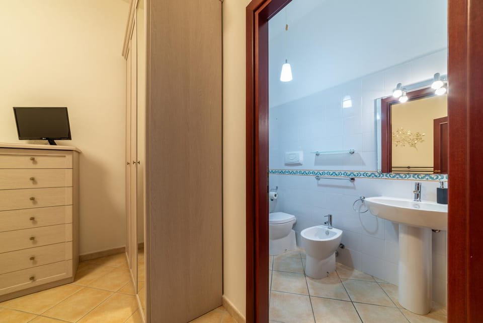 Shower, Toilet, Bathroom, TV and multimedia, Bedroom, towels