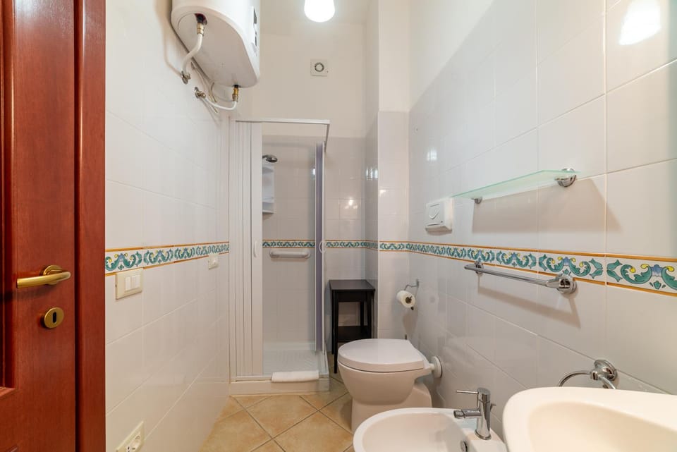 Shower, Toilet, Bathroom, bidet, towels